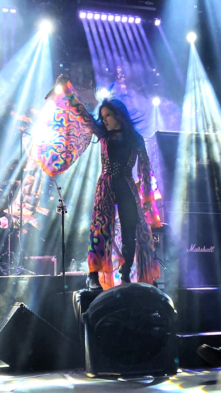 ¡Arch Enemy Alissa White-Gluz como toda una guerrera!